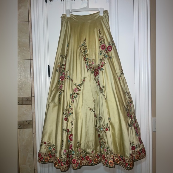 beige gold floral lehenga (3 piece set) - Picture 3 of 5